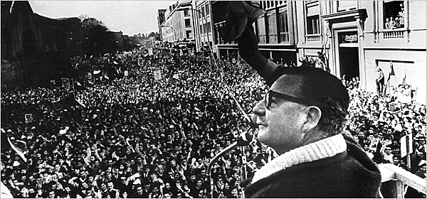 Allende-supporters.jpg